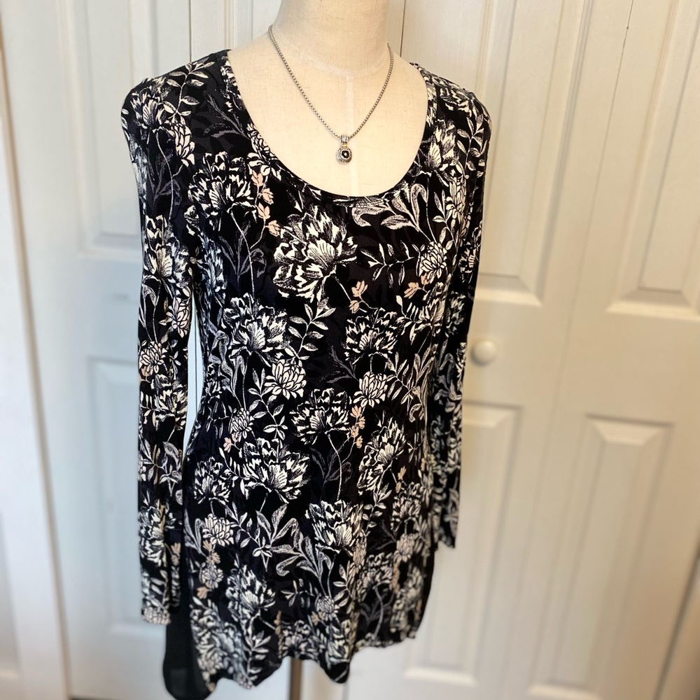Black white & pink flowered tunic sz medium